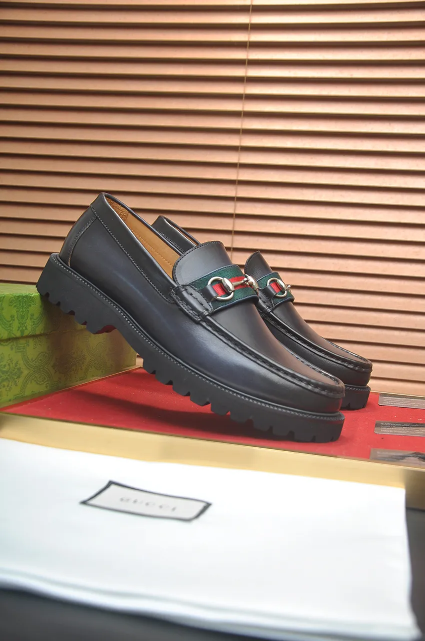 Men's shoes💰560💶Italy's top luxury men's shoe giant (GUCCI) (Gucci) (full cowhide lining) new arrival🍃Original European style🔰 Pleasant to the eye😍In order to make the shoes more durable and non-deformable🌀The production continues to follow traditional methods but there is still no lack of innovation💪Choose original sheepskin for the leather♻️ Smooth and natural And extra bright ⭐Made of imported cowhide, the first choice of rich people 38-45 (45 customized)